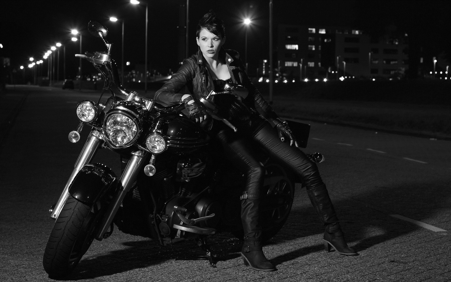 Photo Beautiful girls and motorcycles in Ensenada