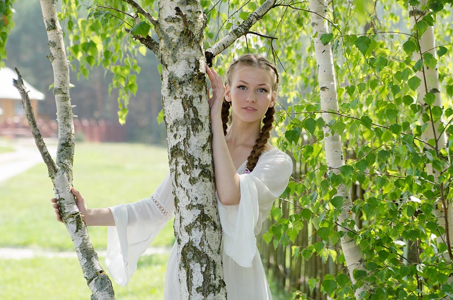 Women in Slavic costumes in Ensenada