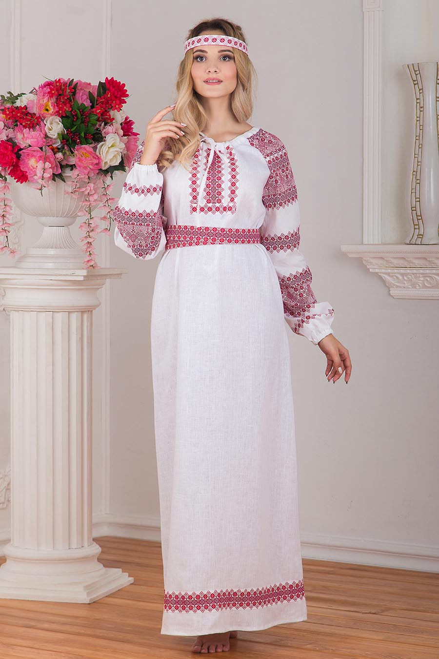 Women in Slavic costumes in Ensenada