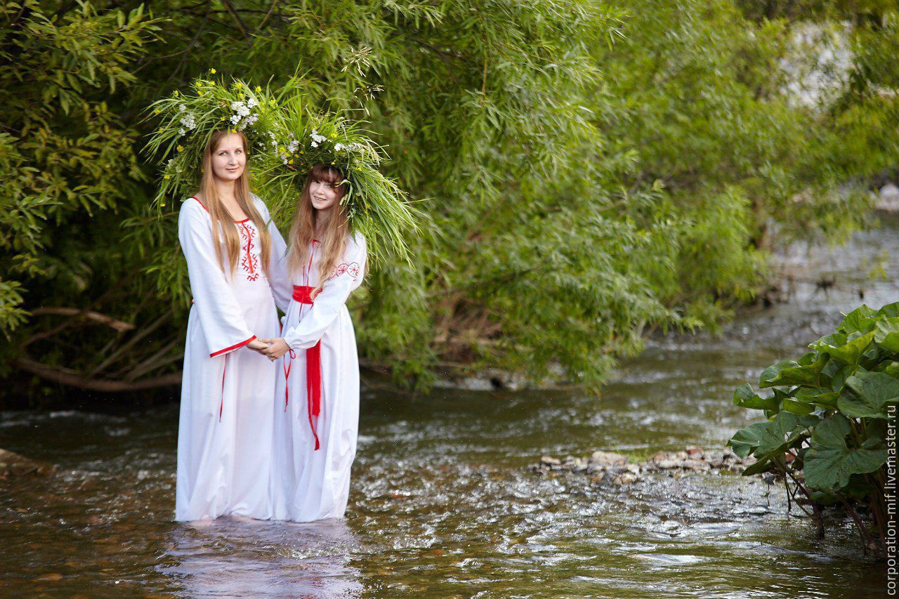 Women in Slavic costumes in Ensenada
