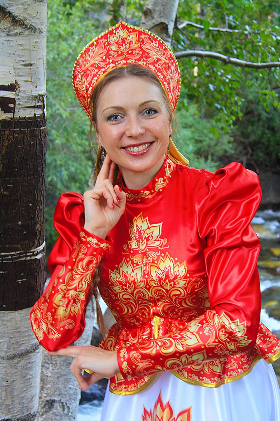 Women in Slavic costumes in Ensenada