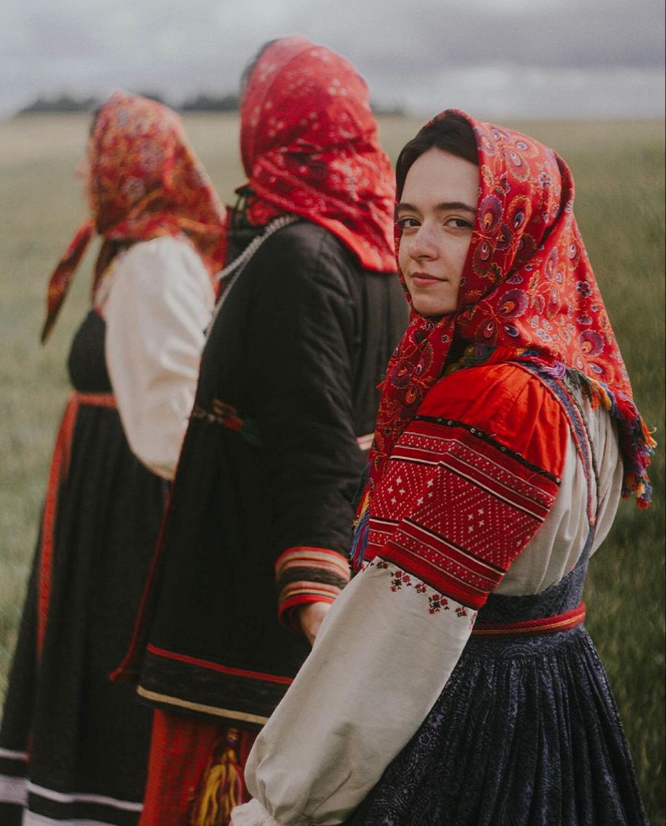 Women in Slavic costumes in Ensenada