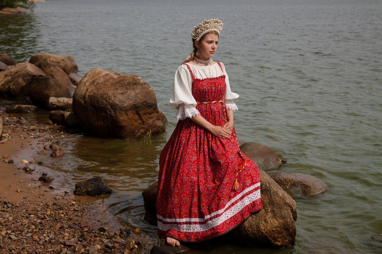 Women in Slavic costumes in Ensenada