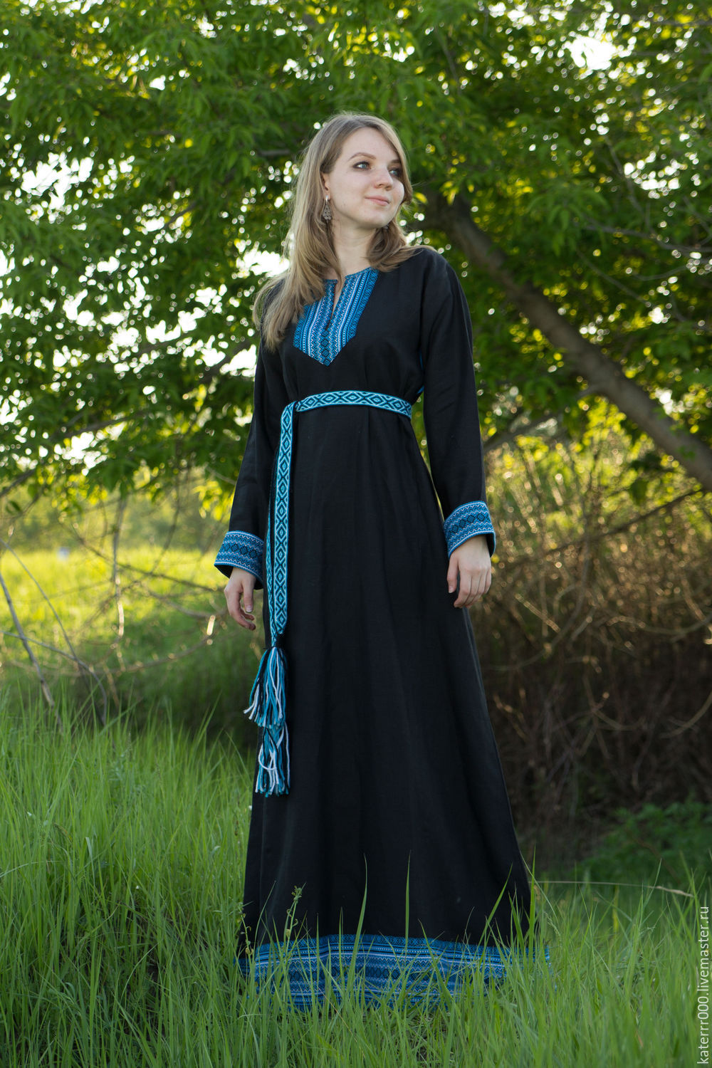 Women in Slavic costumes in Ensenada