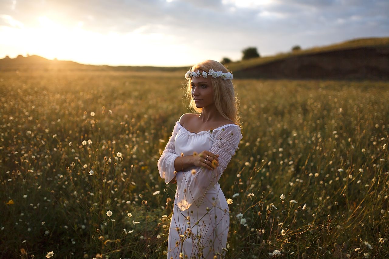 Girls in Slavic costumes in Ensenada