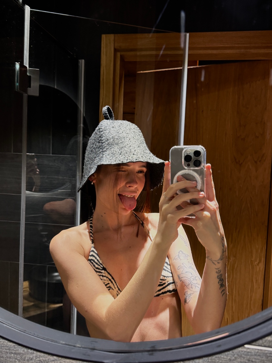 Say hi to Tina — open chat